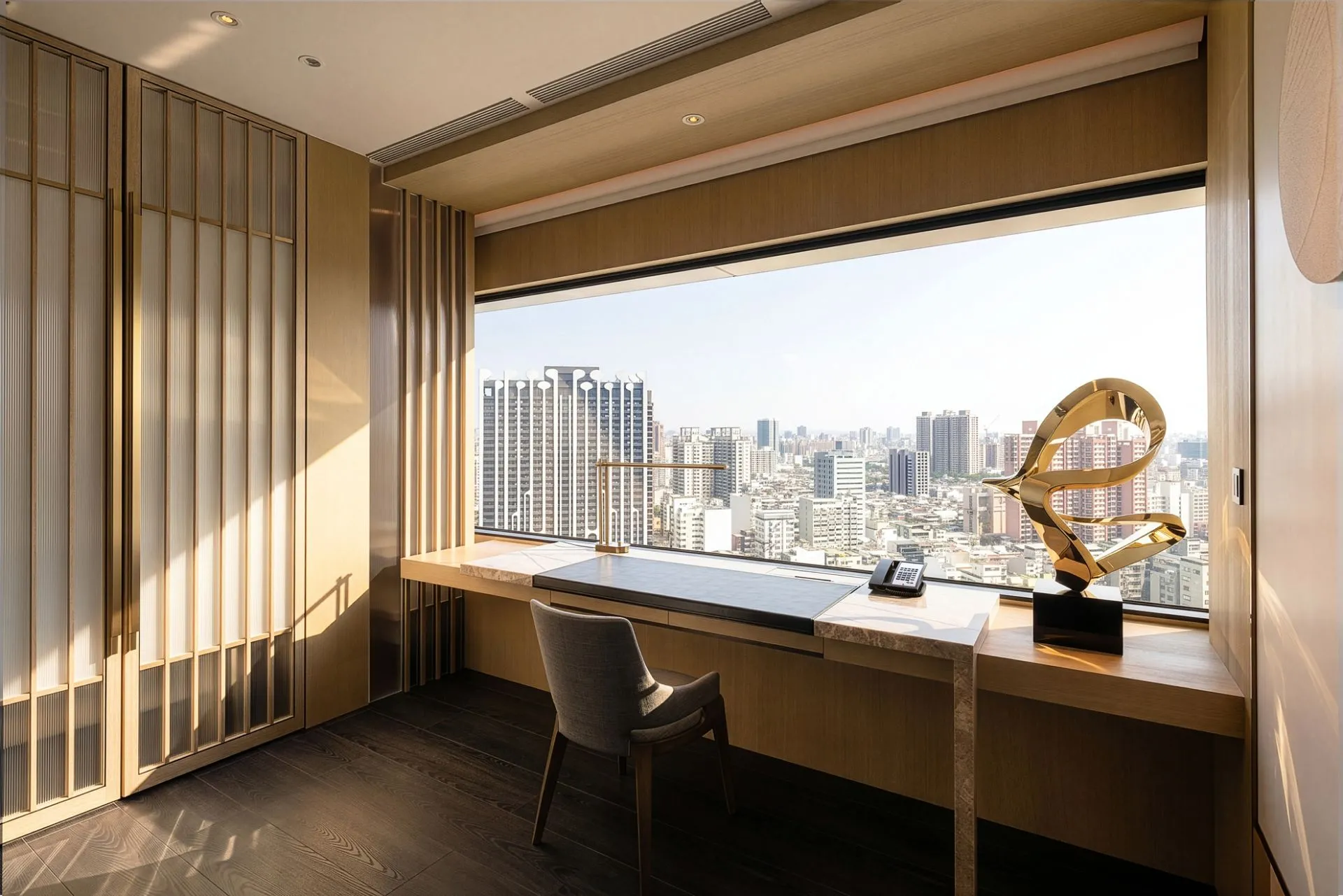 Premier Corner Suite - Office